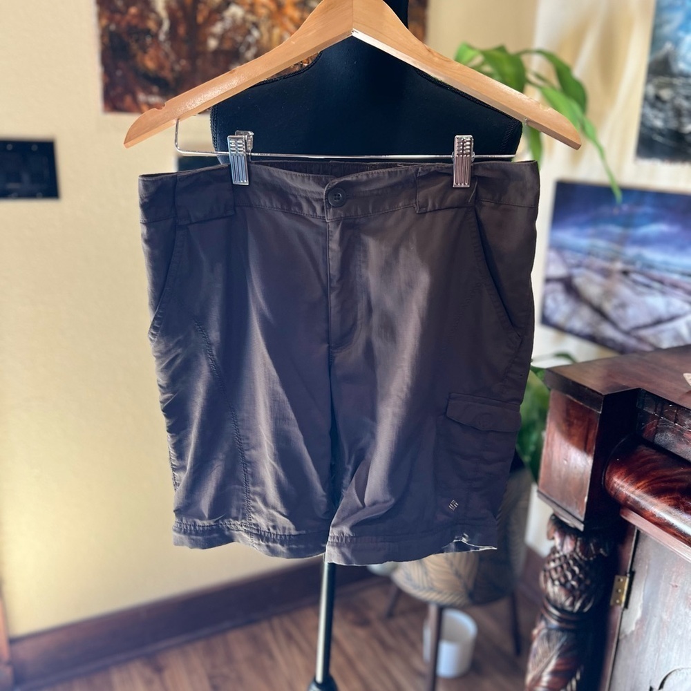 Columbia trail shorts size small in GUC